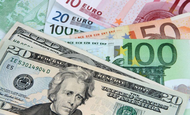 Фото - Экономист Разуваев предрек резкое удорожание доллара к евро