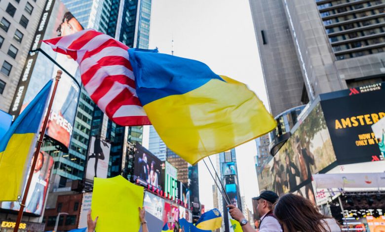 Фото - Экс-советник Трампа рассказал, сколько США выделяют Украине долларов в час